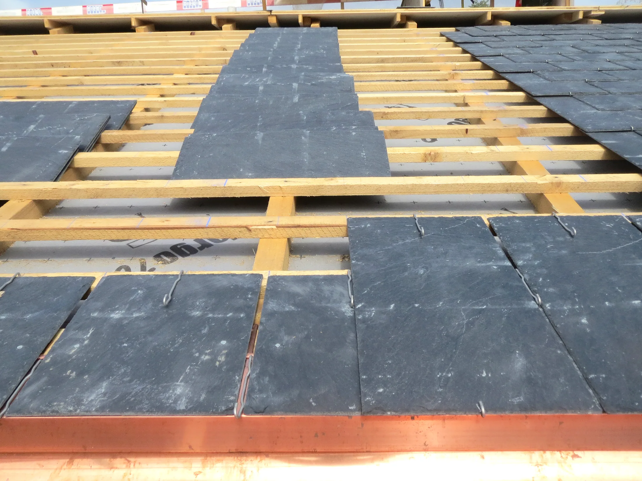 Verlegen von Schieferplatten auf der Dachlattung, als Rechteck-Doppeldeckung