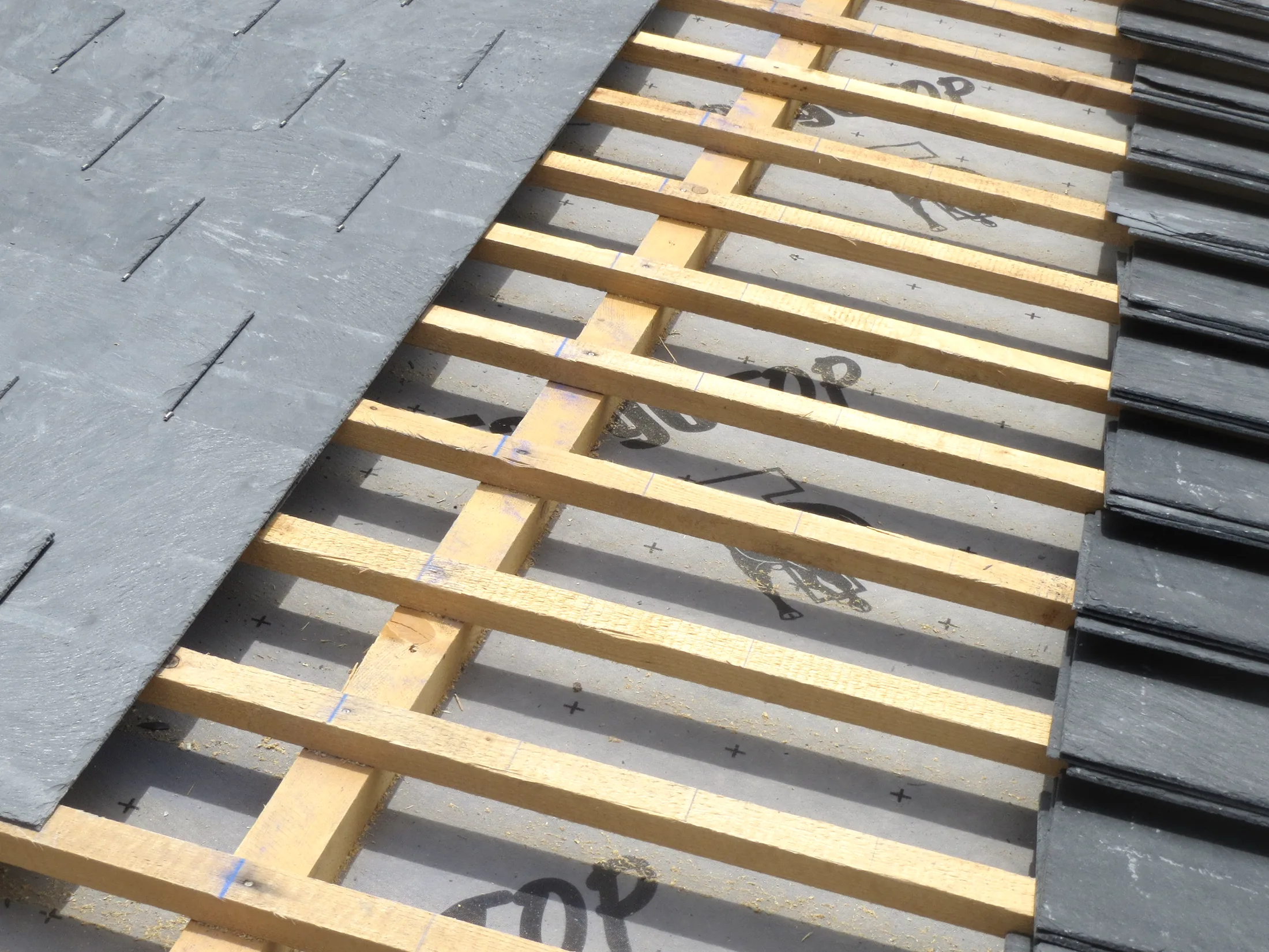 Verlegen von Schieferplatten auf der Dachlattung, als Rechteck-Doppeldeckung