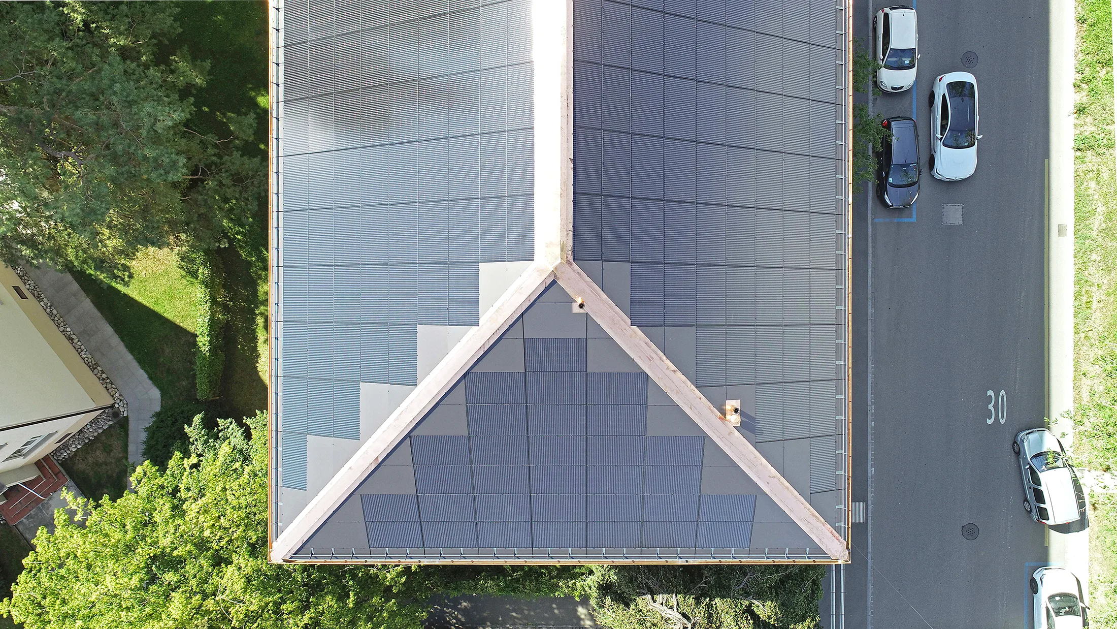 Fertig gedecktes Dach mit Indach-PV Anlage und Blindmodulen