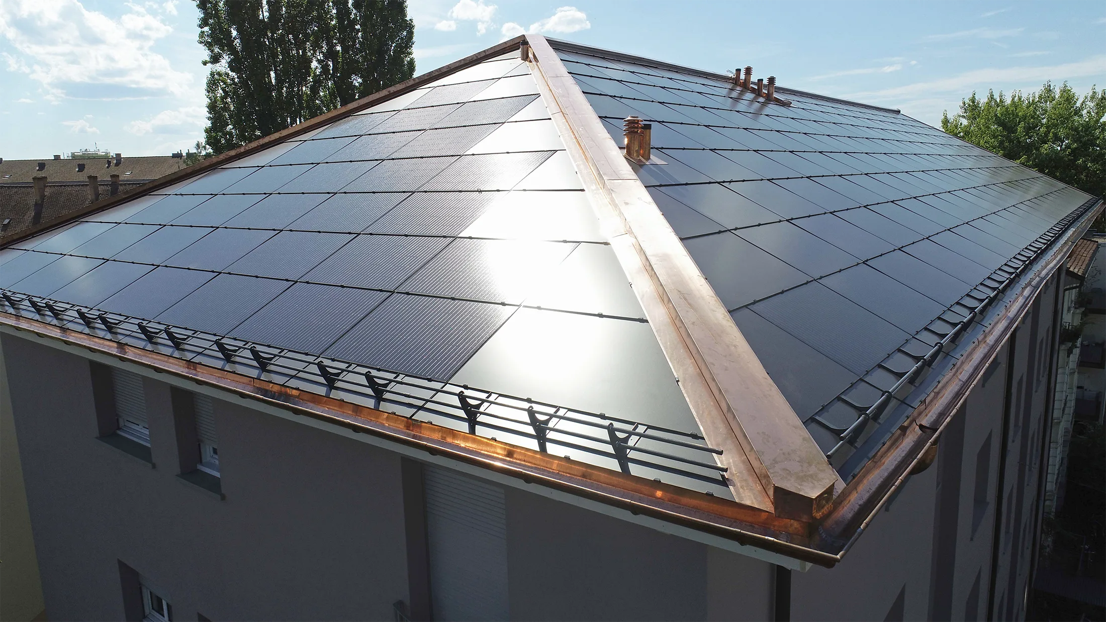 Fertig gedecktes Dach mit Indach-PV Anlage 