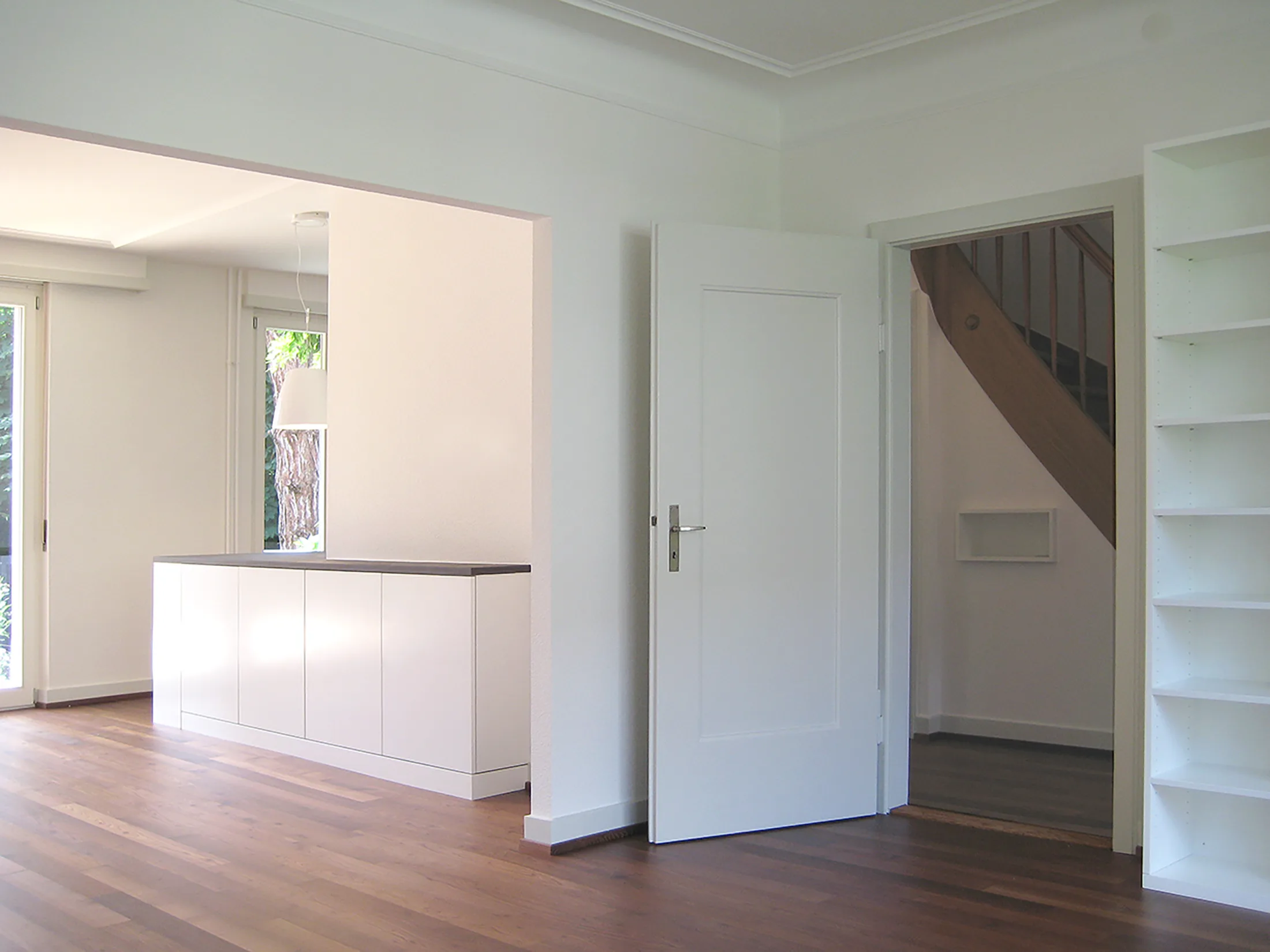 Wohnzimmer mit Blick ins Esszimmer und Sideboard aus der Küche