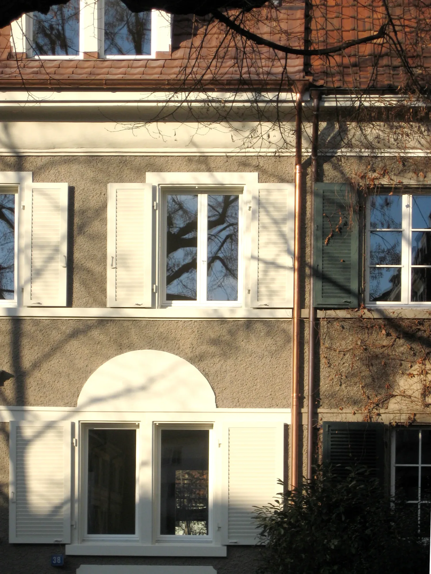Strassenfassade des Reiheneinfamilienhauses 