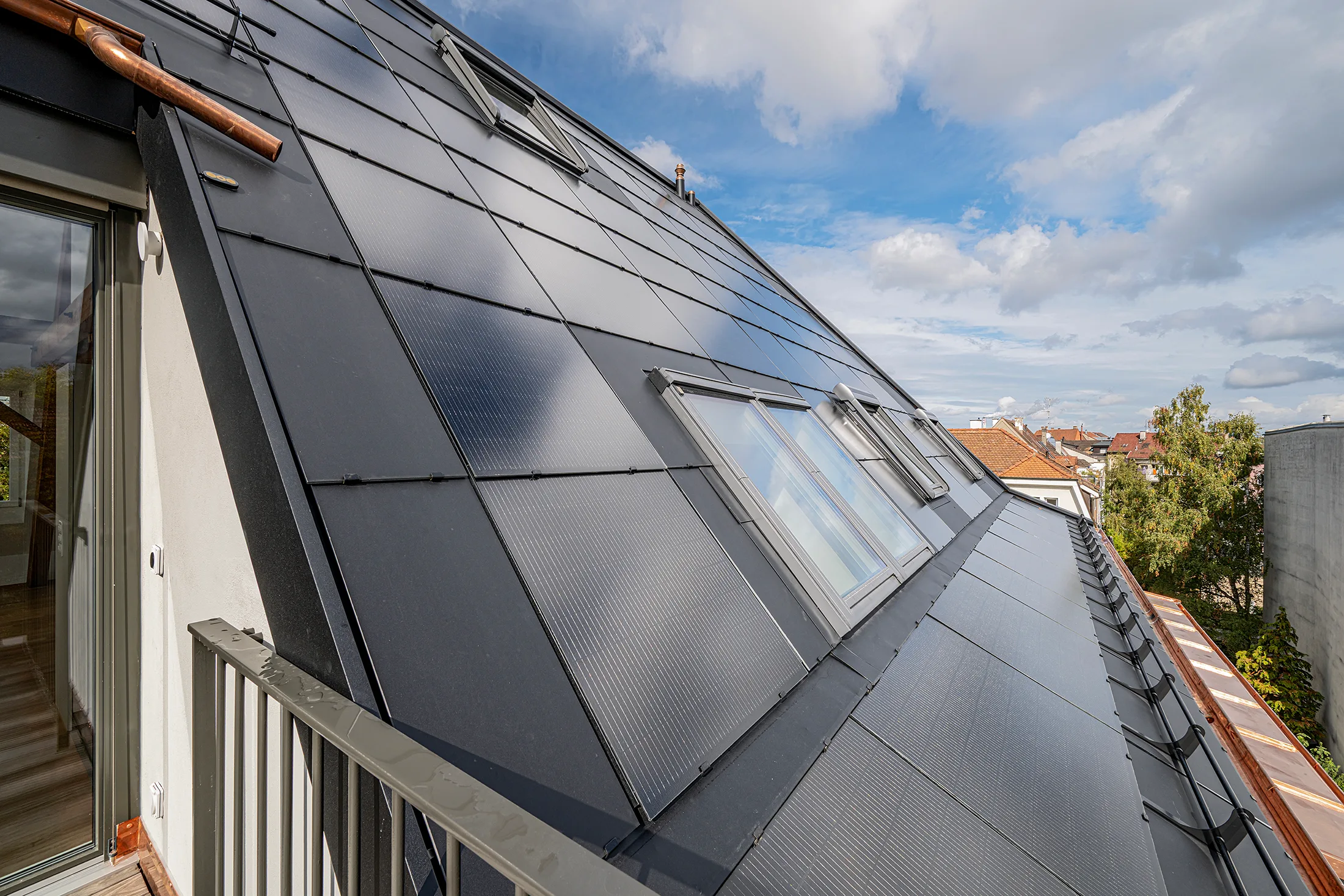 Die dachintegrierte Photovoltaikanlage verbindet Energiegewinnung mit einer ruhigen, einheitlichen Dachgestaltung.